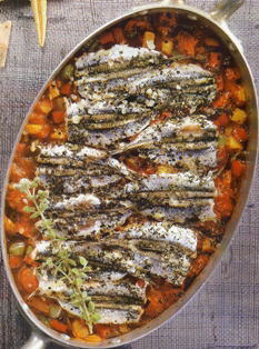 Γαύρος λαδορίγανη με πιπεριές και ντομάτα
                  